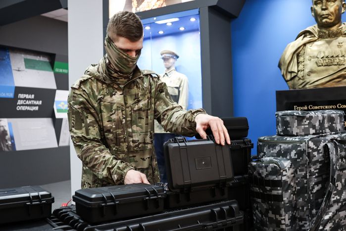 Команда губернатора Московской области передала бригаде спецназа ВДВ тепловизоры и дроны
