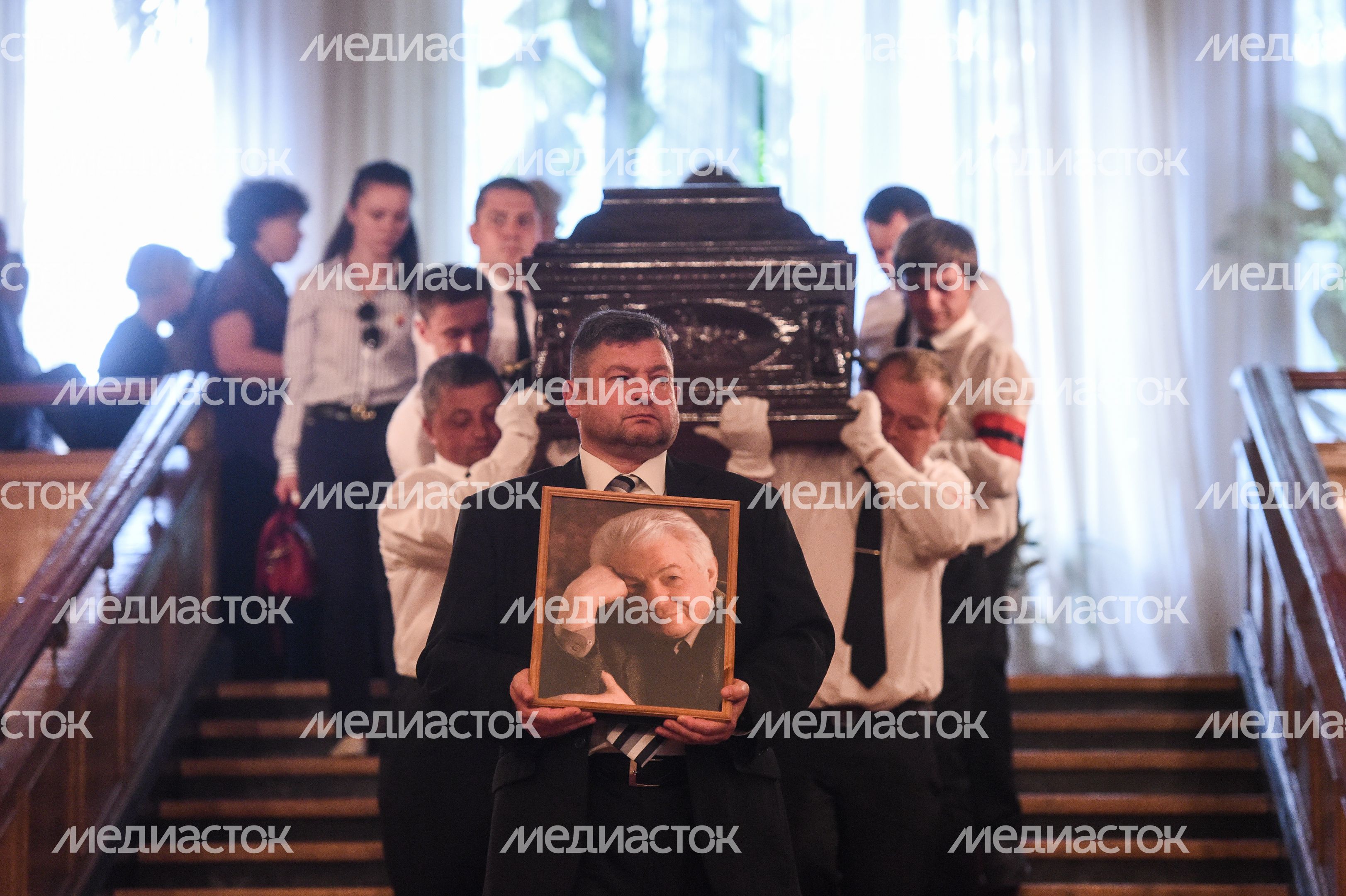 Церемония прощания с писателем Владимиром Войновичем в Москве Церемония прощания с писателем Владимиром Войновичем в Москве