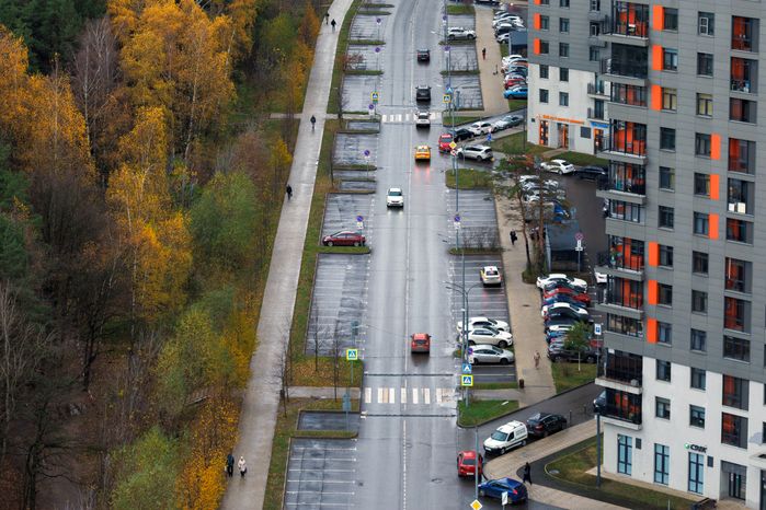 Вид сверху на автодорогу в городе Котельники осенью