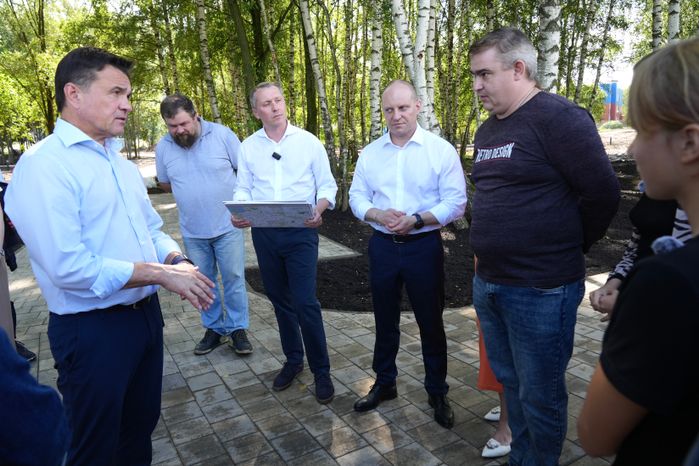 Андрей Воробьев проверил ход благоустройства зоны отдыха у реки Учи в Ивантеевке