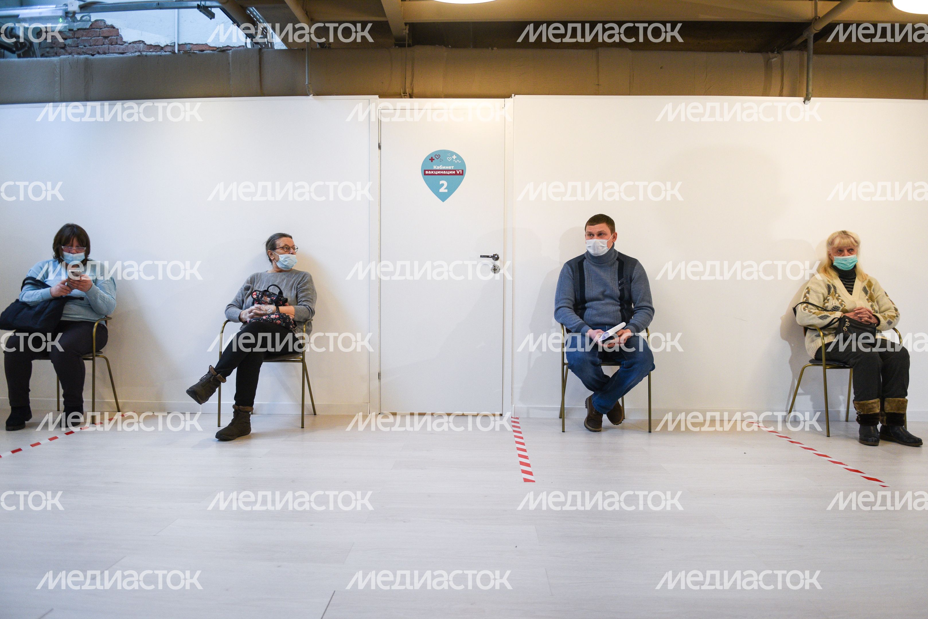 Выездной пункт вакцинации от коронавируса в фудмолле «Депо» в Москве