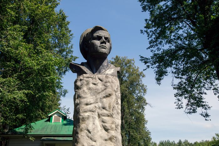 Памятник матросу Железняку в селе Федоскино округа Мытищи