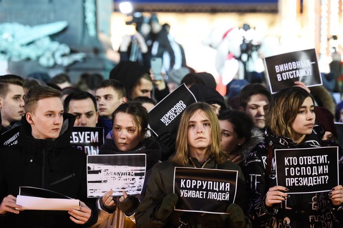 Акция в память о погибших в Кемерове на Пушкинской площади в Москве
