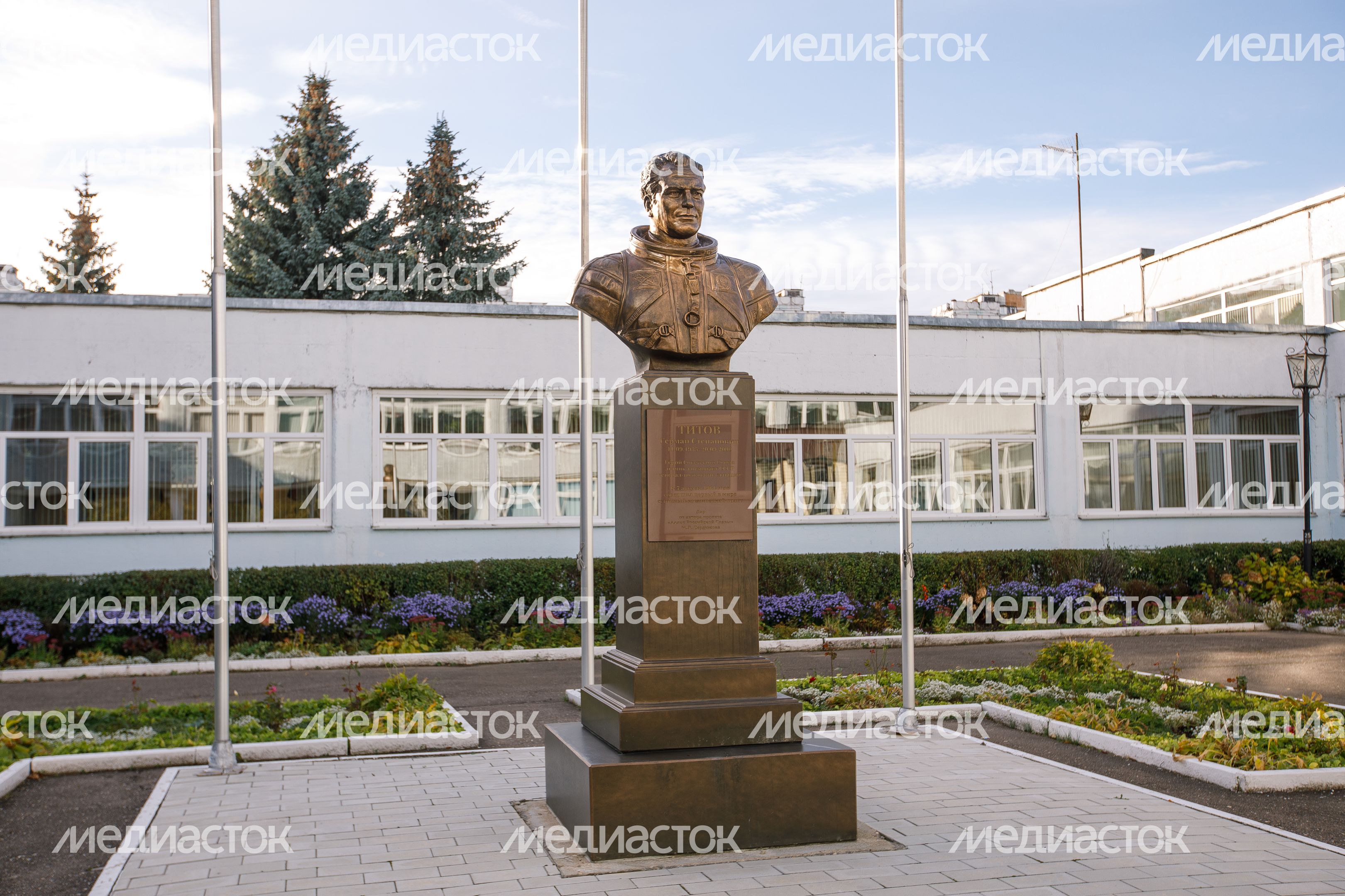 Краснознаменск. Бюст космонавта Германа Титова во дворе лицея № 1 Краснознаменск. Бюст космонавта Германа Титова во дворе лицея № 1