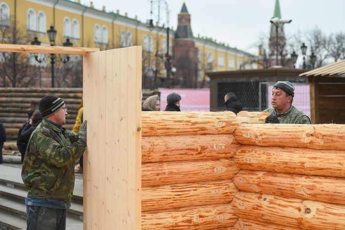 Монтаж инсталляций для фестиваля «Московская Масленица» на Манежной площади