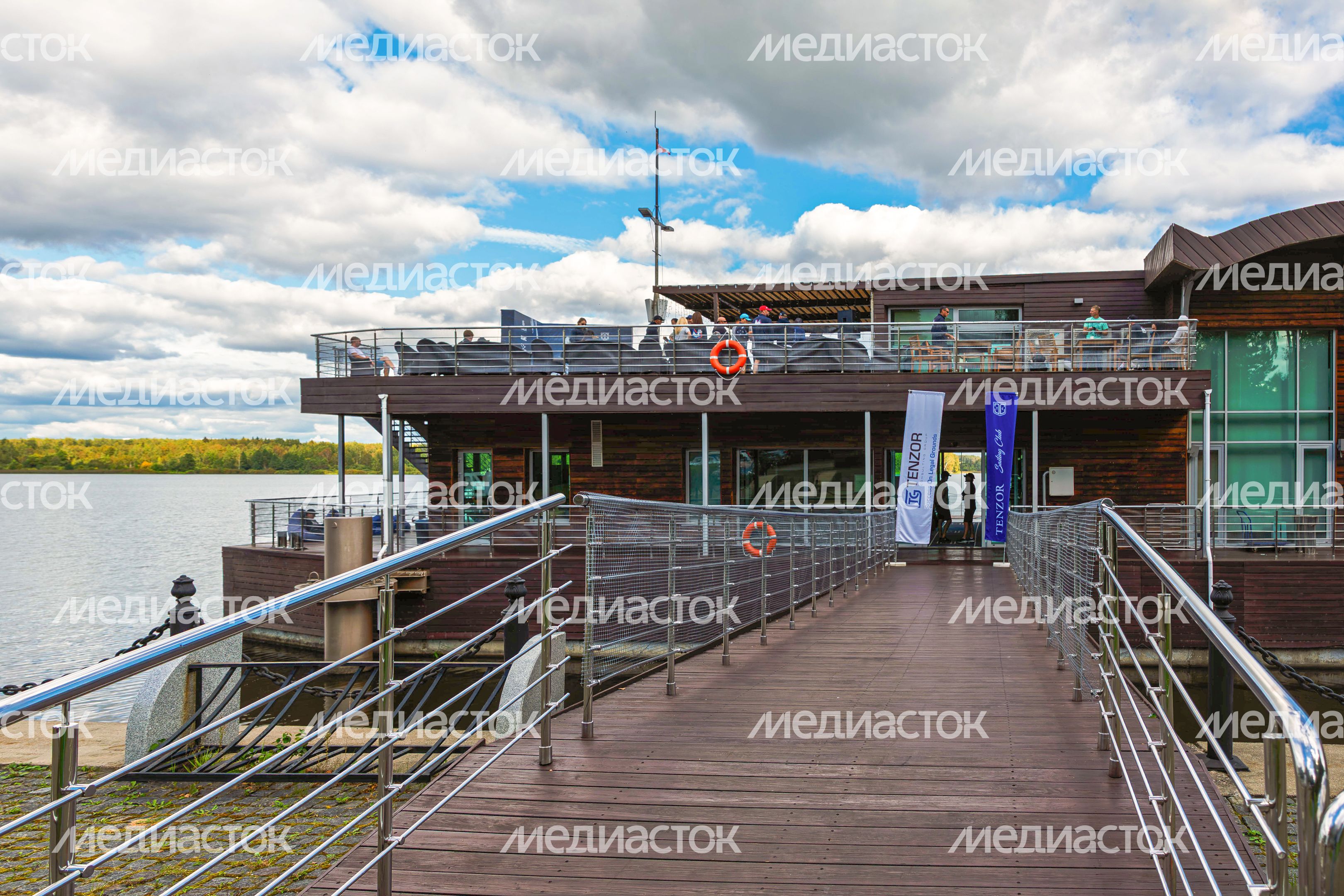 Причал яхт-клуба Tenzor Sailing Club в Мытищах на берегу Пестовского водохранилища Причал яхт-клуба Tenzor Sailing Club в Мытищах на берегу Пестовского водохранилища