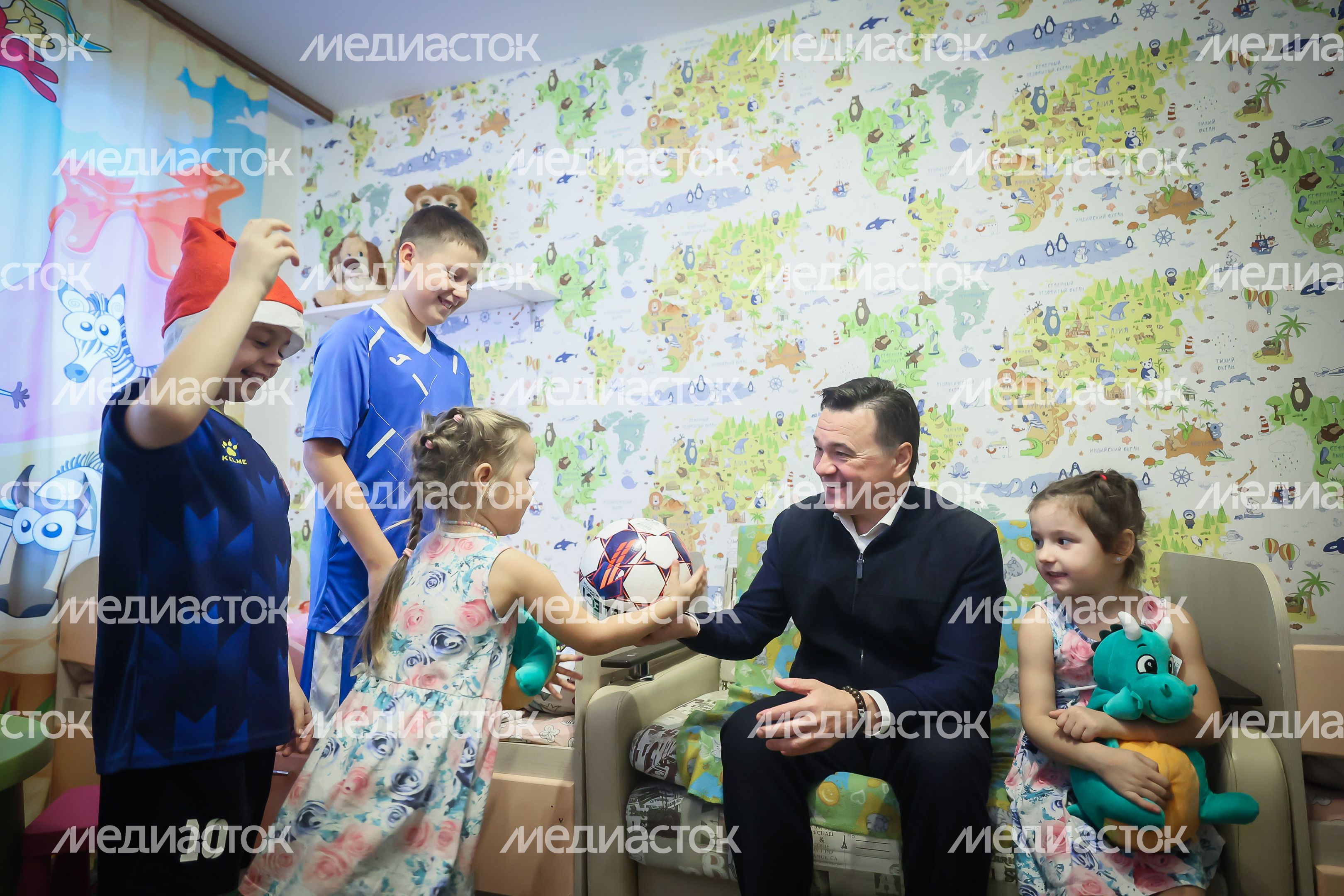 Андрей Воробьев поздравил с Новым годом и наступающим Рождеством семью Александра Сычева, погибшего в ходе спецоперации