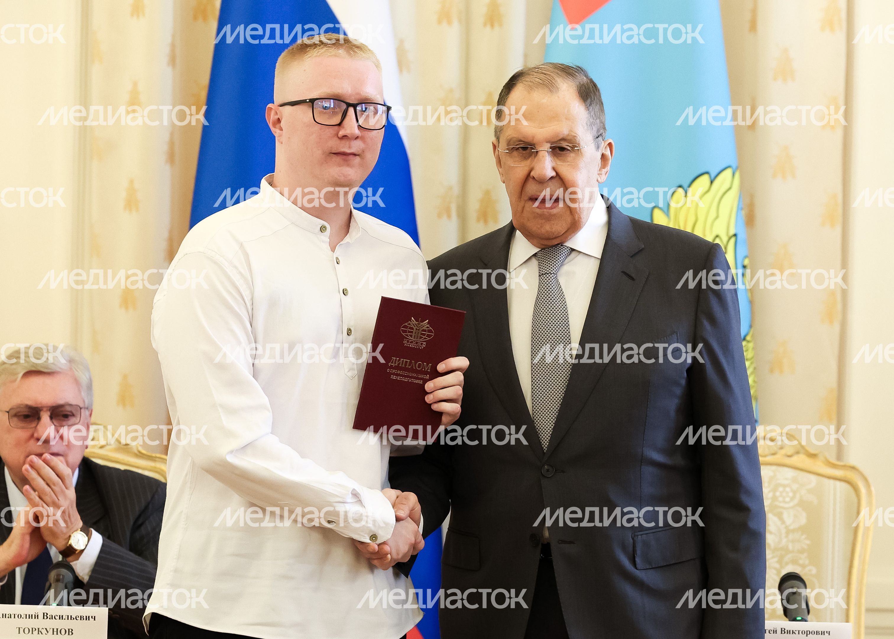 Сергей Лавров и Кирилл Чернышев на церемонии вручения дипломов ветеранам СВО Сергей Лавров и Кирилл Чернышев на церемонии вручения дипломов ветеранам СВО