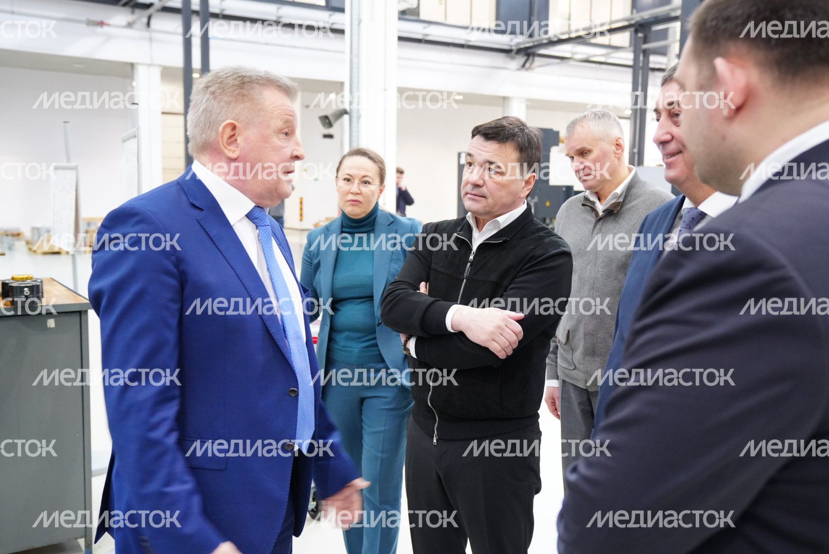 Вручение губернатором цветов сотрудникам НПП «Исток»​​