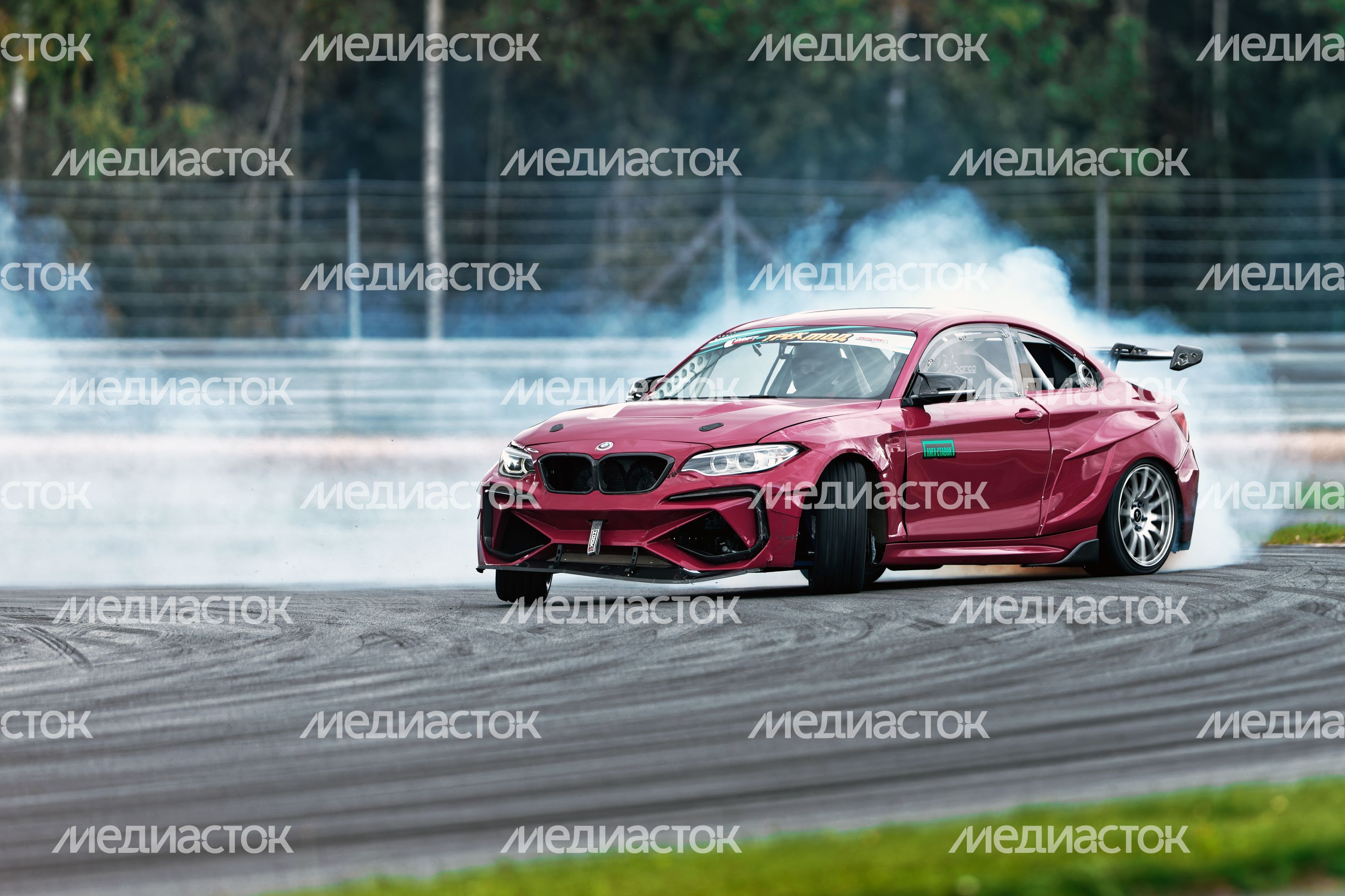 Дрифт-гонка автомобилей по автодрому Moscow Raceway на фестивале «Дрифт Экспо» в Волоколамске Дрифт-гонка автомобилей по автодрому Moscow Raceway на фестивале «Дрифт Экспо» в Волоколамске
