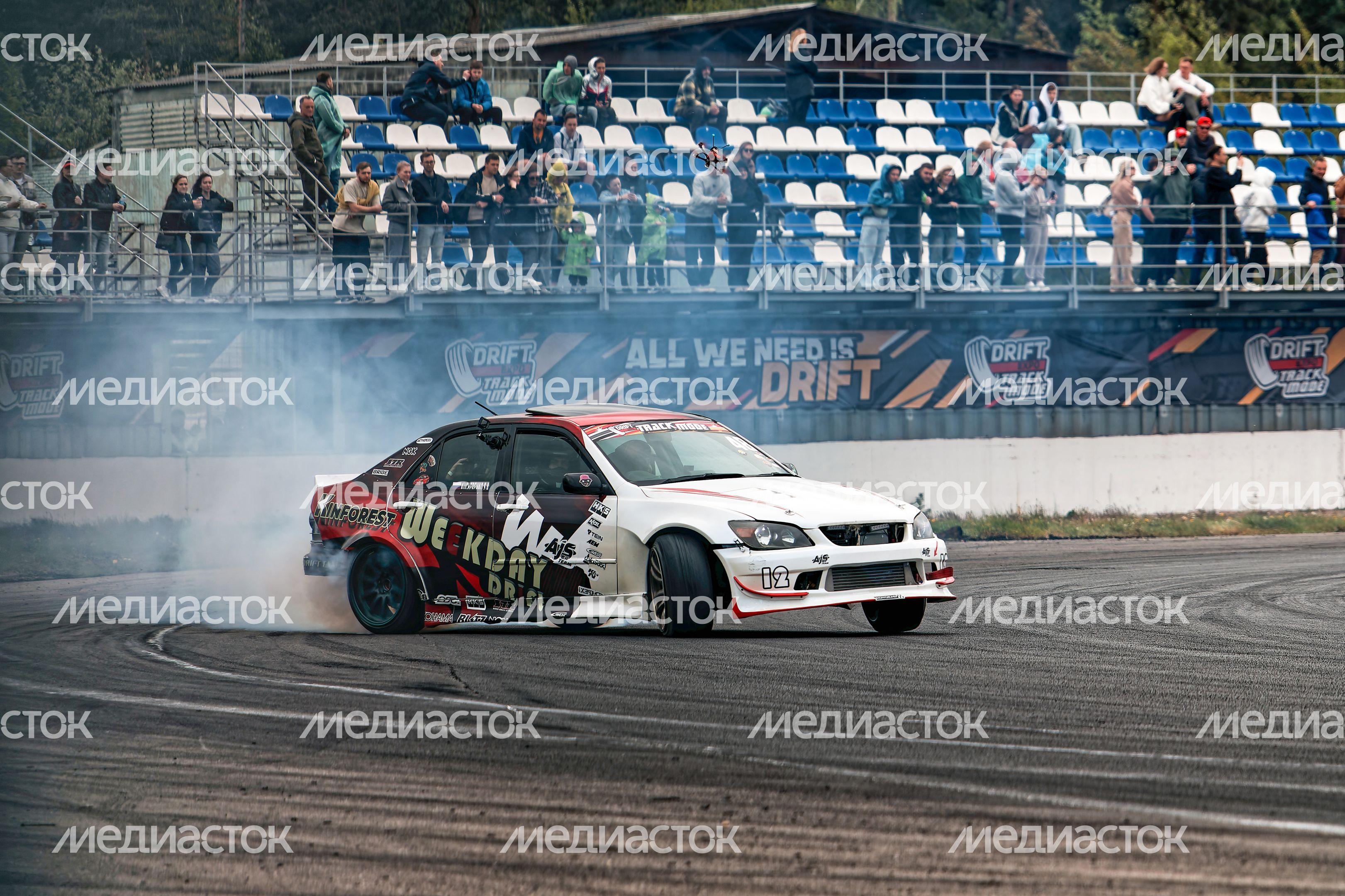 Гонка автомобилей на дрифт-фестивале скорости и драйва Drift Expo Track Mode 2025 Гонка автомобилей на дрифт-фестивале скорости и драйва Drift Expo Track Mode 2025