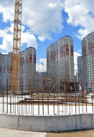 А. Воробьев проверил ход строительства Никольского храма в Красногорске