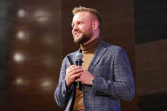 Замгендиректора АНО «Диалог Регионы» Андрей Цепелев выступает на форуме "На государственной службе"