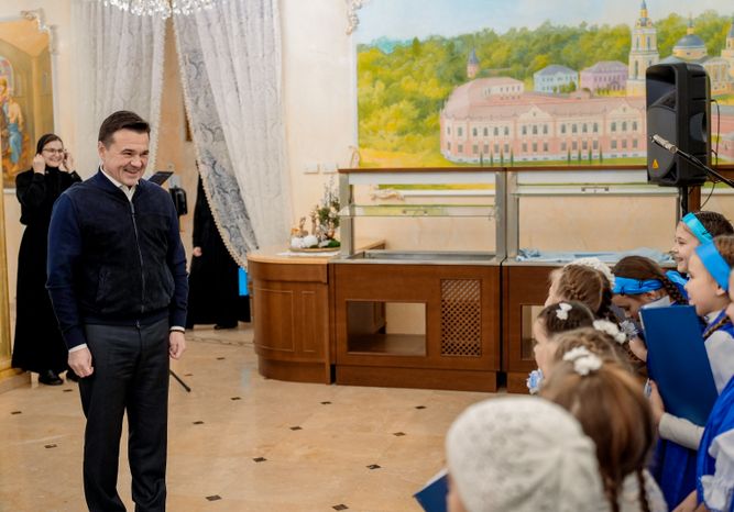Андрей Воробьев поздравил с Новым годом воспитанниц детского приюта при Покровском монастыре