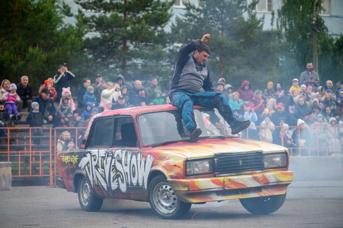 Экстремальная программа, яркие эмоции, адреналин и безумные трюки на автомобилях на шоу каскадеров в Чехове