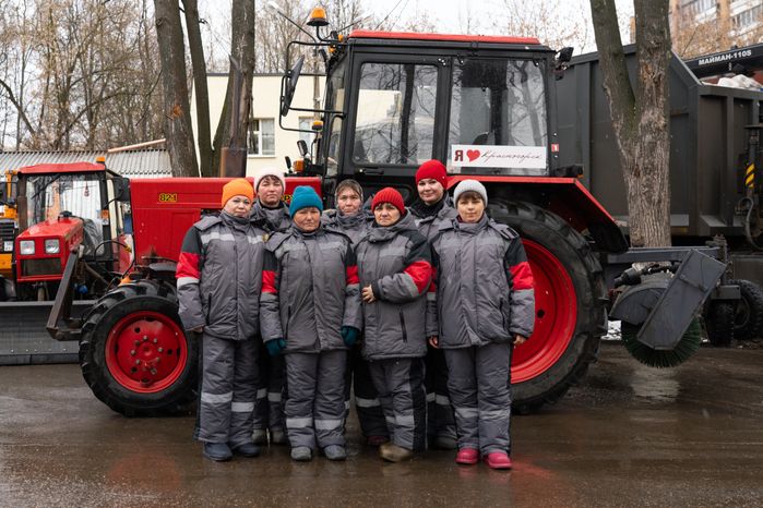 Коммунальщики из Красногорской городской службы убирают территорию дворов