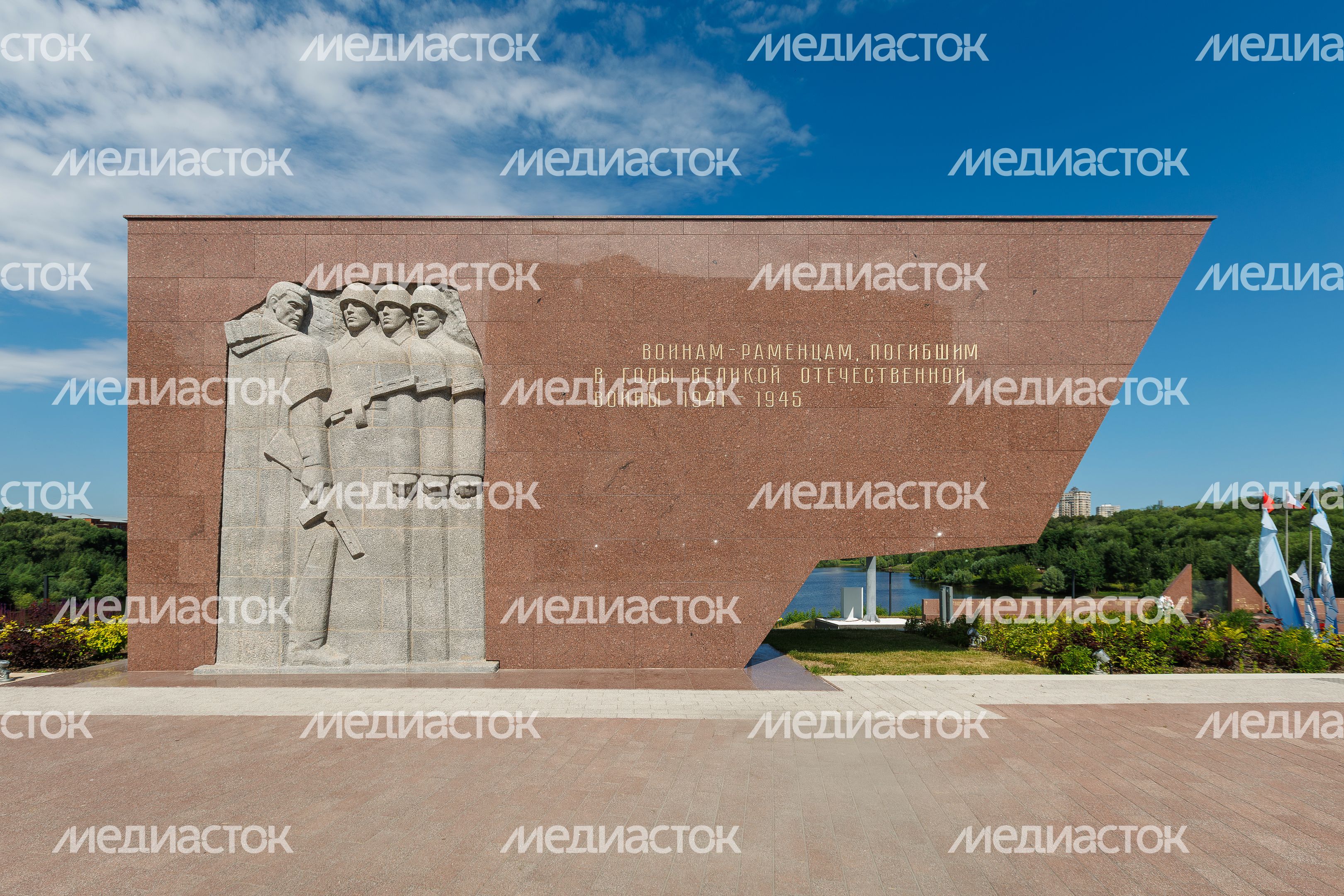 Мемориал воинам-раменцам, погибшим в годы Великой Отечественной войны, на набережной Борисоглебского озера в Раменском