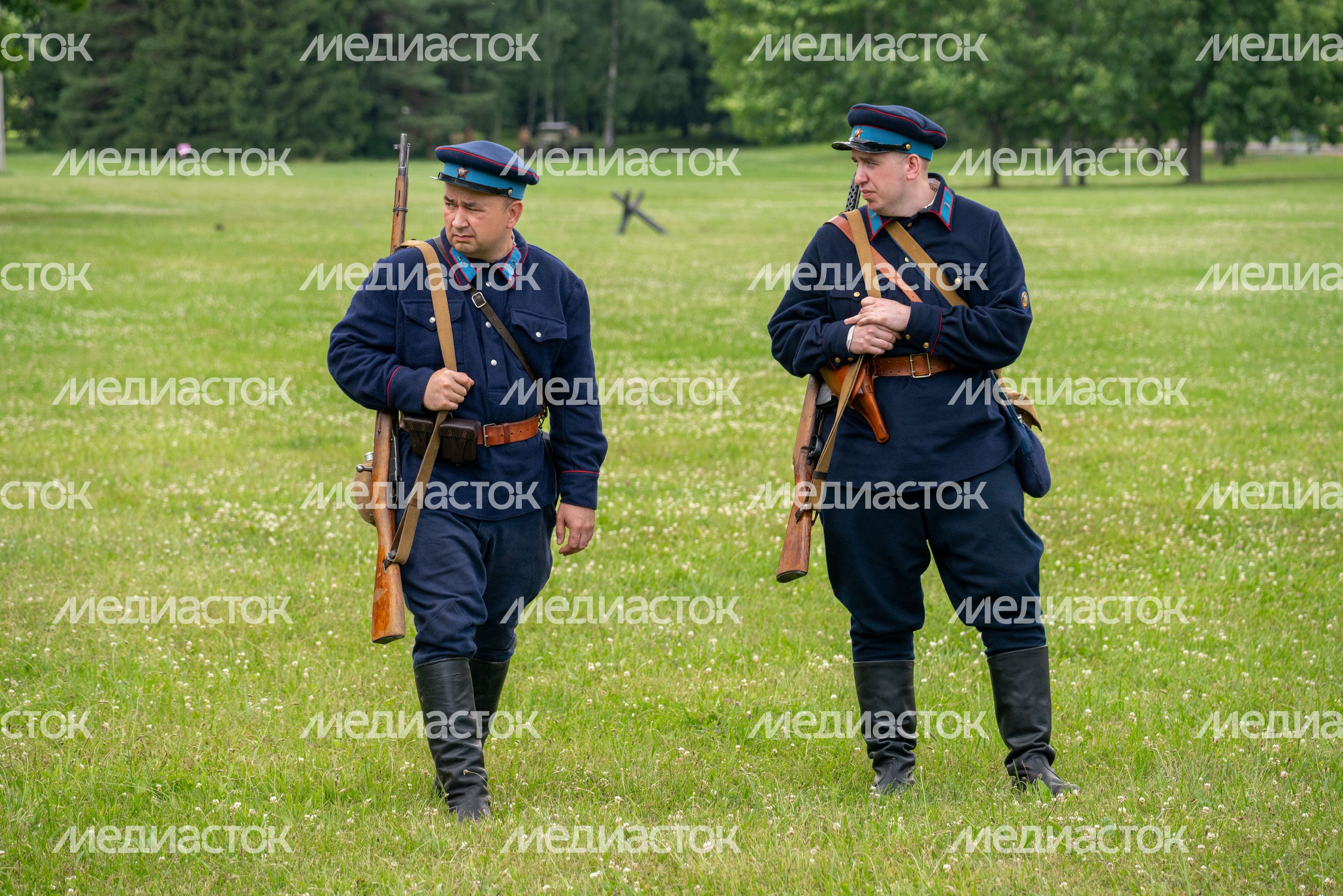 Реконструкция боя на военно-историческом фестивале «Ополчение. По зову сердца» в музее-заповеднике «Горки Ленинские» Реконструкция боя на военно-историческом фестивале «Ополчение. По зову сердца» в музее-заповеднике «Горки Ленинские»