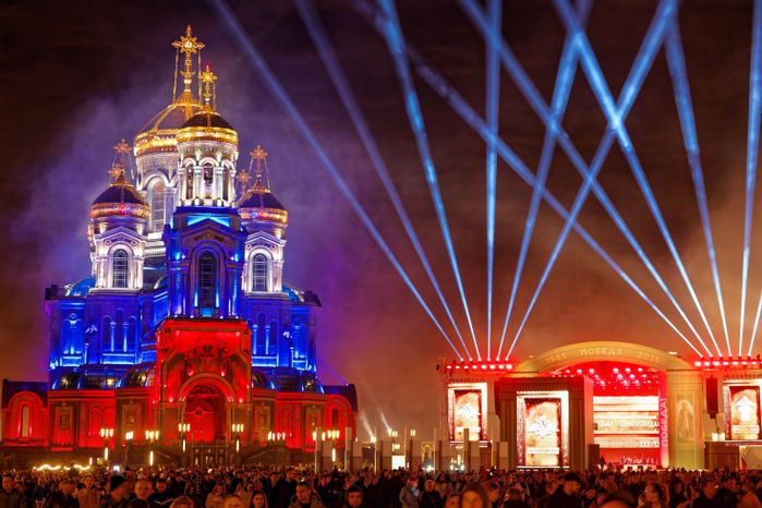 Салют в День Победы у Главного храма Вооруженных Сил России в парке «Патриот» Одинцовского округа