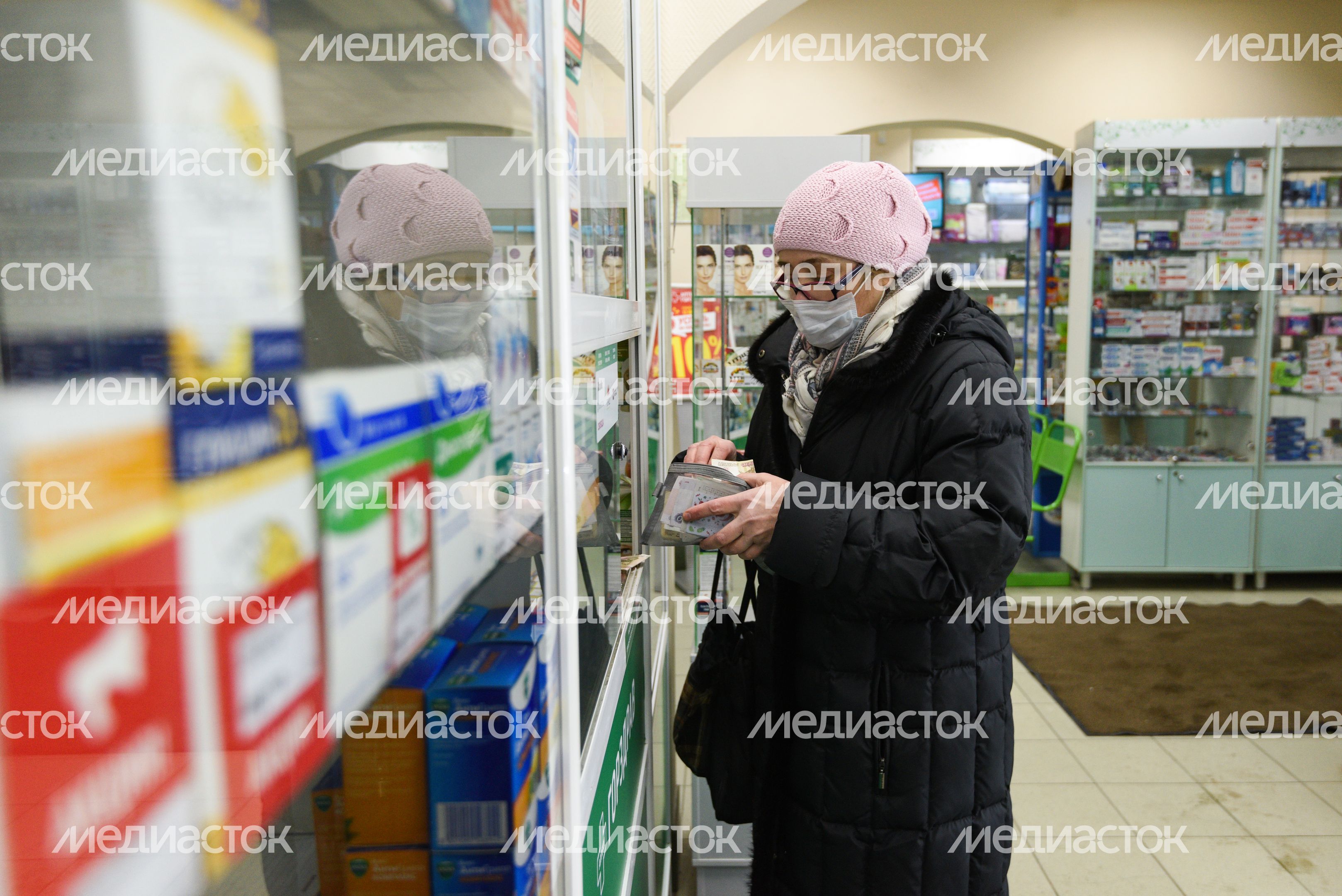 Люди в масках в период эпидемии коронавируса