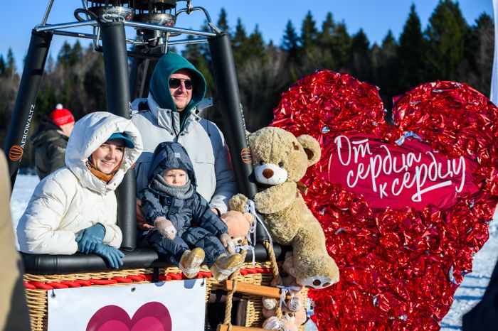 Воздушные шары в форме сердца в небе над Дмитровом
