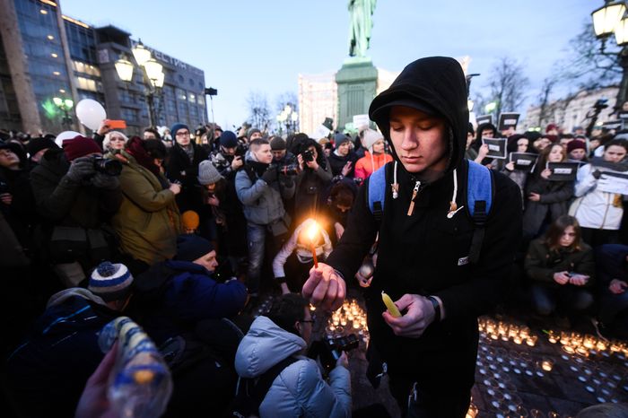 Акция в память о погибших в Кемерове на Пушкинской площади в Москве