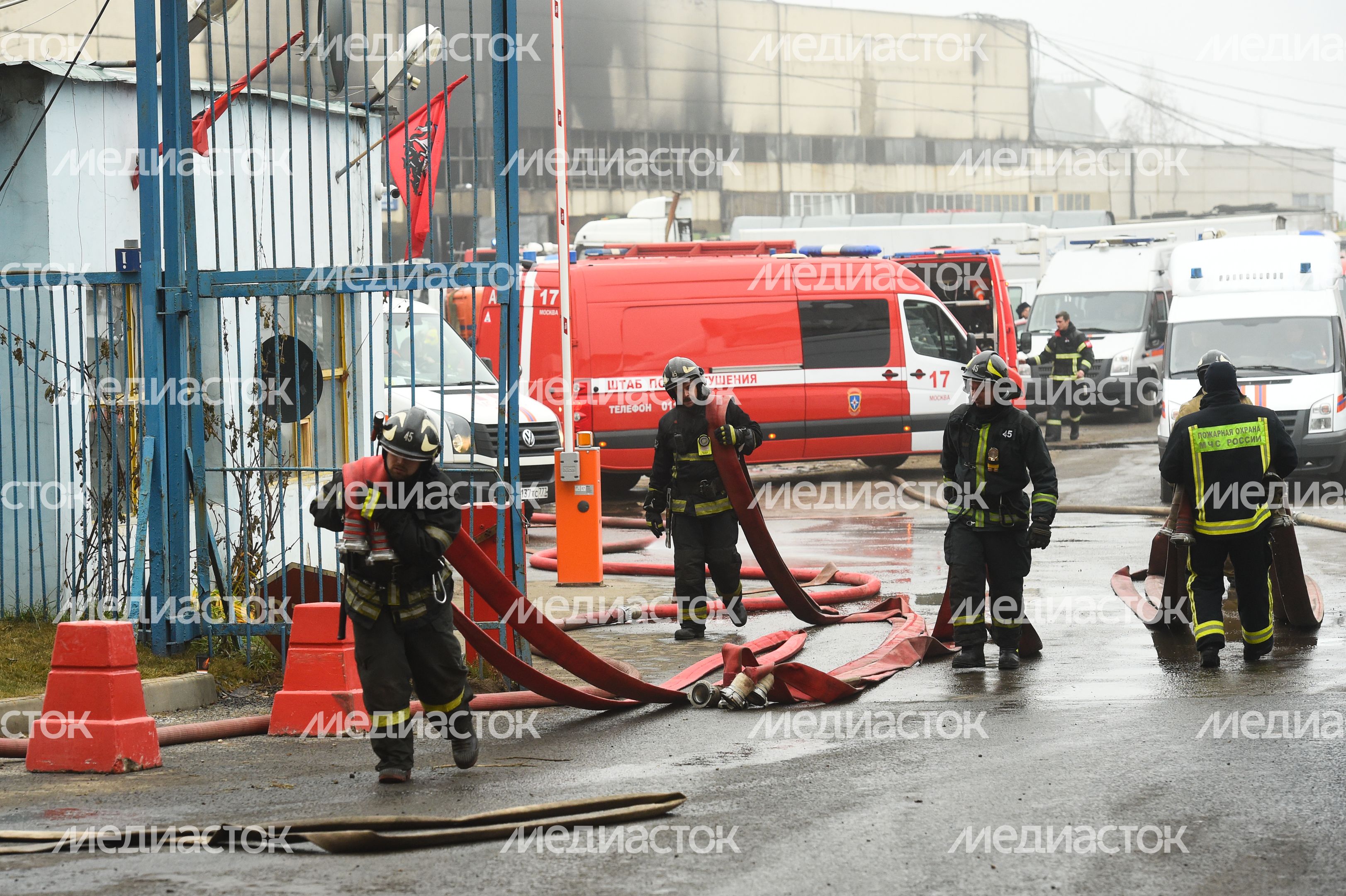 Пожар в складском помещении на улице Маршала Прошлякова в Москве