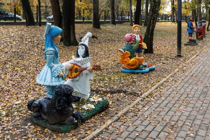 Аллея сказок в Центральном парке культуры и отдыха в Ногинске осенью