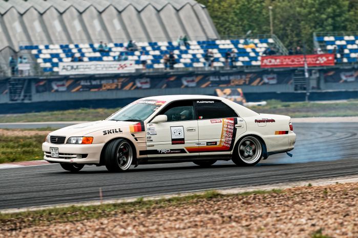 Гонка автомобилей на дрифт-фестивале скорости и драйва Drift Expo Track Mode 2025
