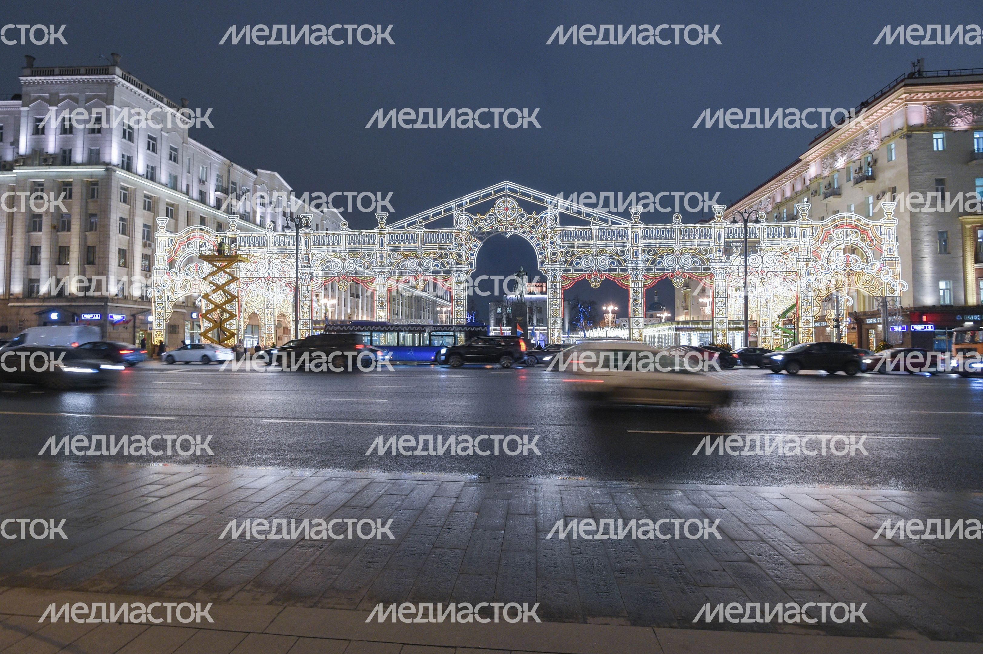 Включение подсветки новогодней арки в стиле театра «Эрмитаж» в Москве Включение подсветки новогодней арки в стиле театра «Эрмитаж» в Москве
