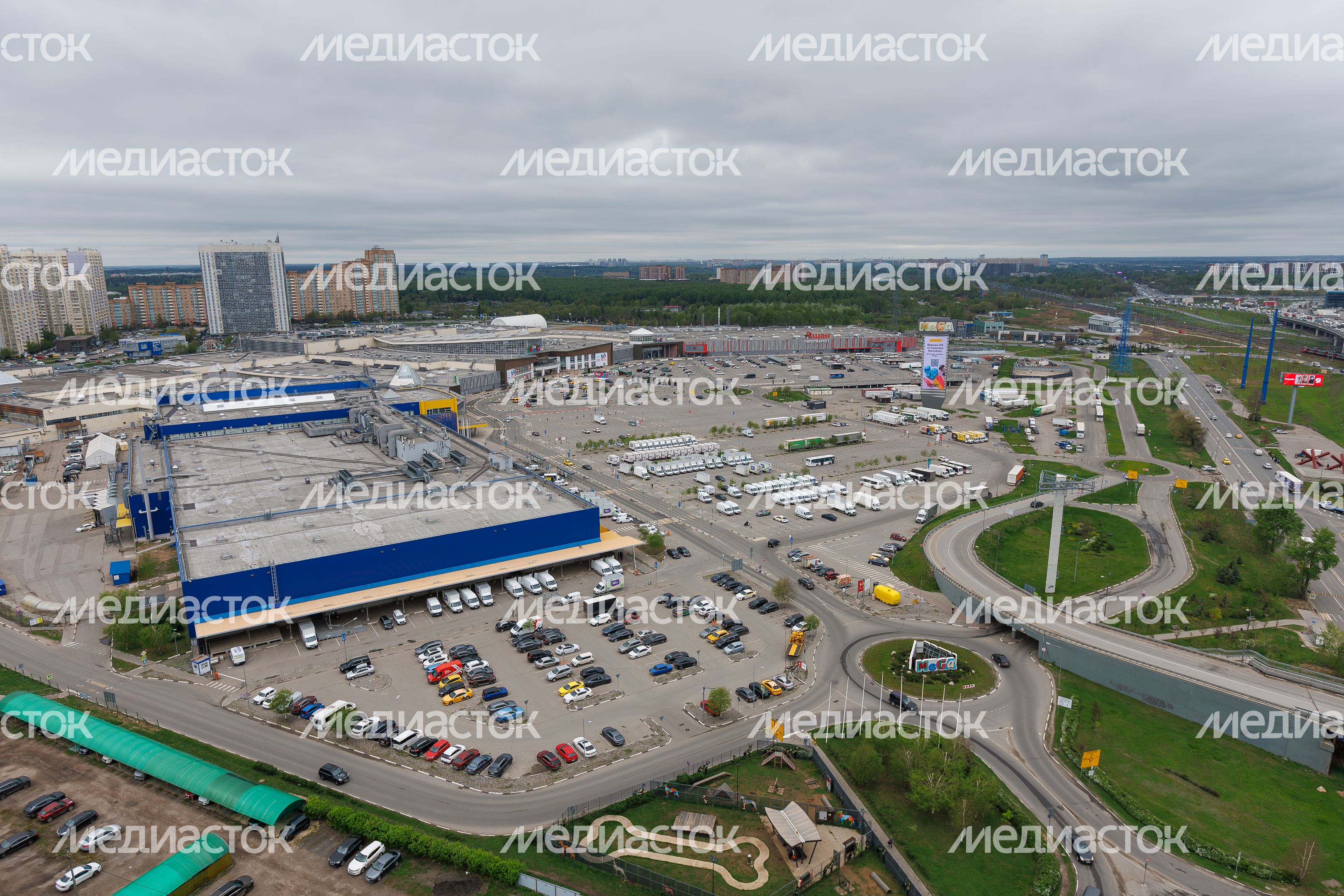 Весенние виды города Химки. Торговый центр «Мега Химки»