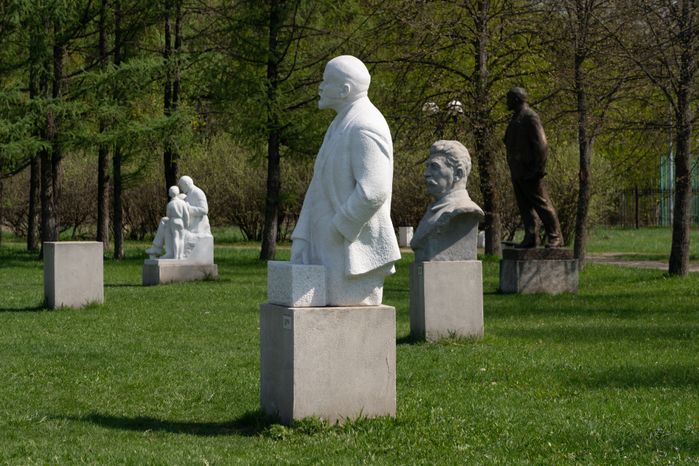 Бюсты Ленина и других коммунистов 