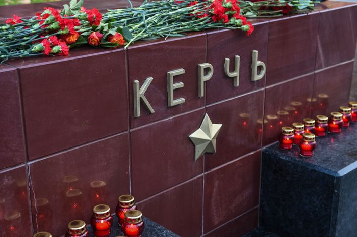 Возложение цветов к мемориалу города Керчь в Москве
