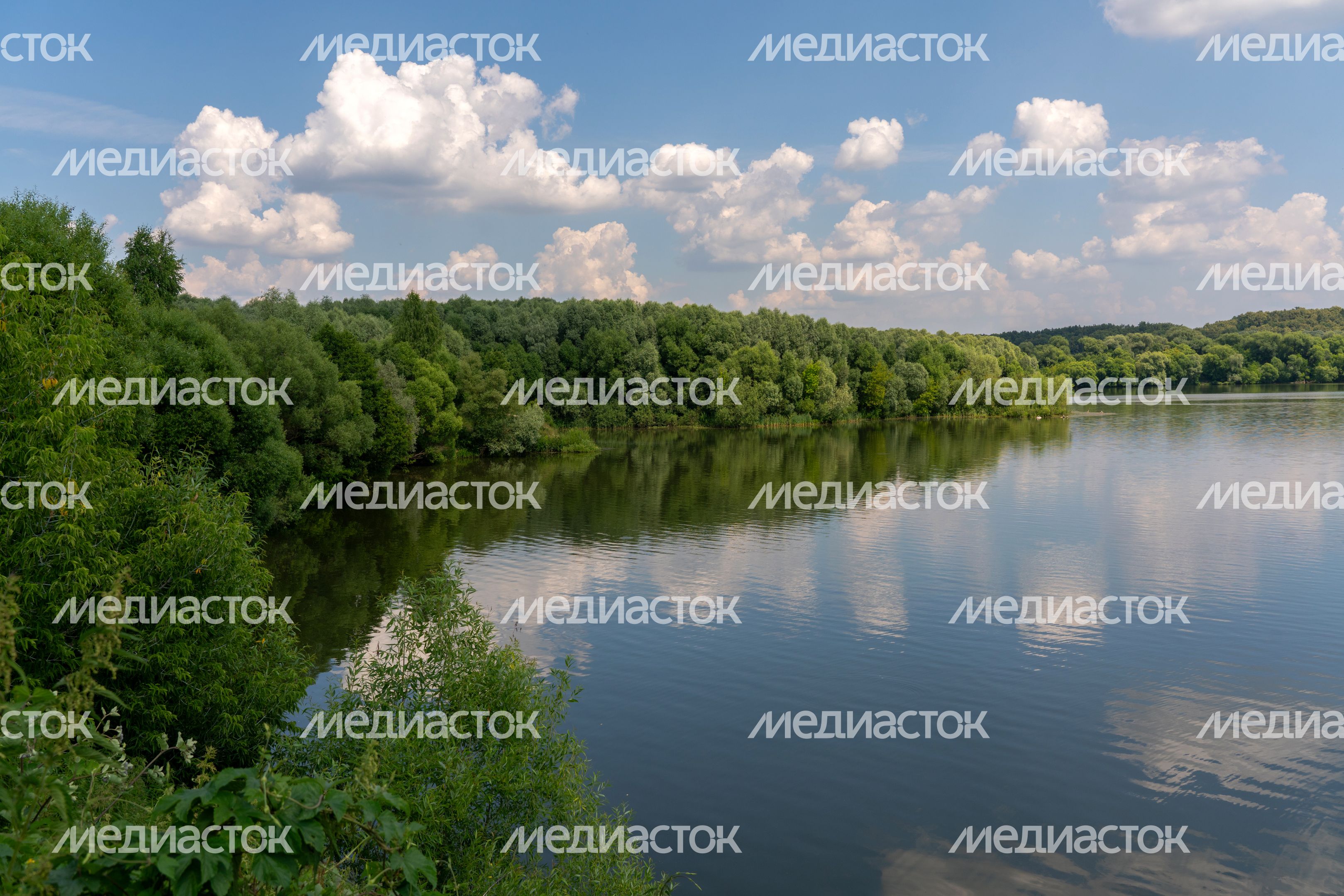 Отдых у воды на берегу Граверного карьера у деревни Солнышково округа Чехов
