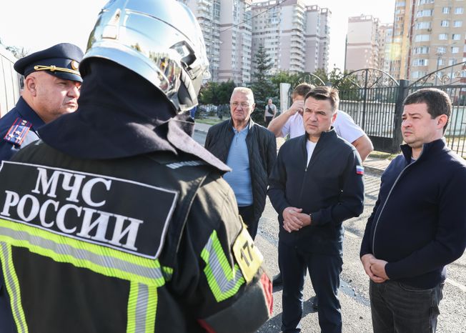 Андрей Воробьев встретился с жителями домов, поврежденных при атаке БПЛА