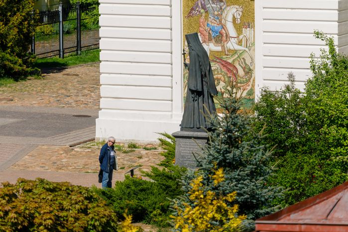 Памятник Серафиму Звездинскому в Дмитровском кремле