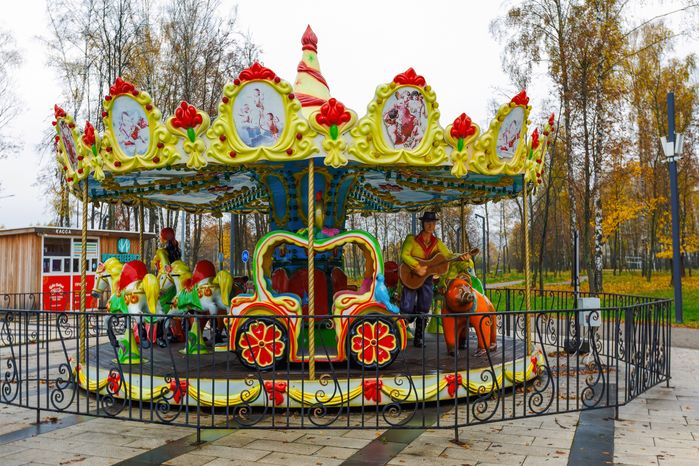 Карусель в городском парке культуры и отдыха г. Ивантеевка осенью