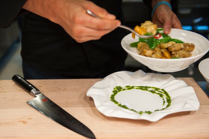 Приготовление салата с кальмарами и овощами на гриле