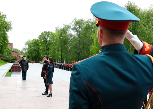 Андрей Воробьев вместе с участниками СВО возложил венок и цветы к Могиле Неизвестного Солдата