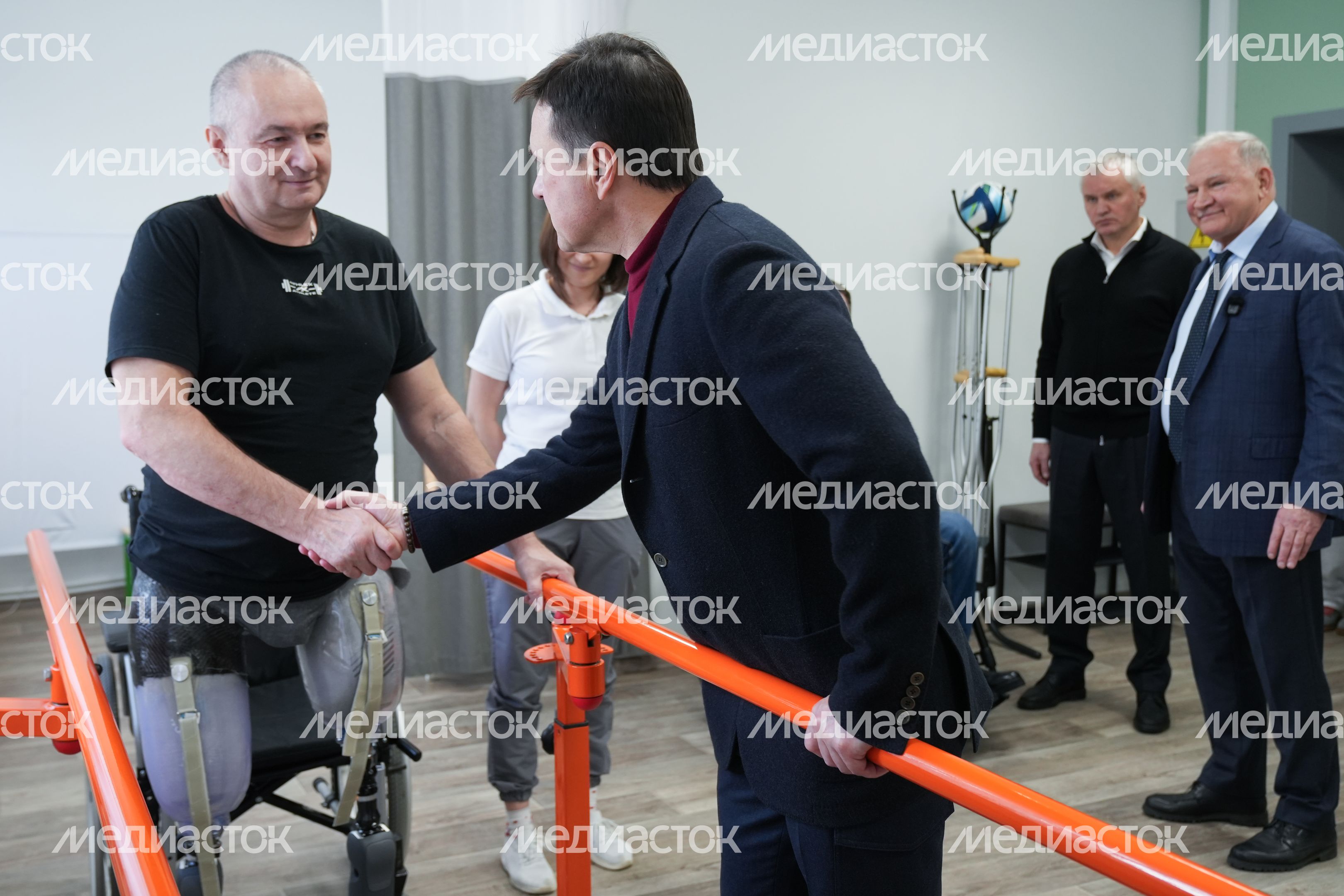 Андрей Воробьев посетил Центр протезирования и реабилитации "Исток-Орто" во Фрязино