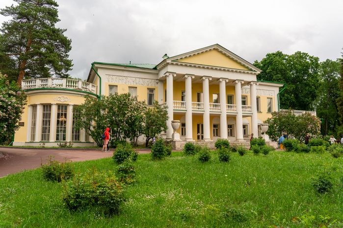 Главный усадебный дом в музее-заповеднике «Горки Ленинские» Ленинского округа