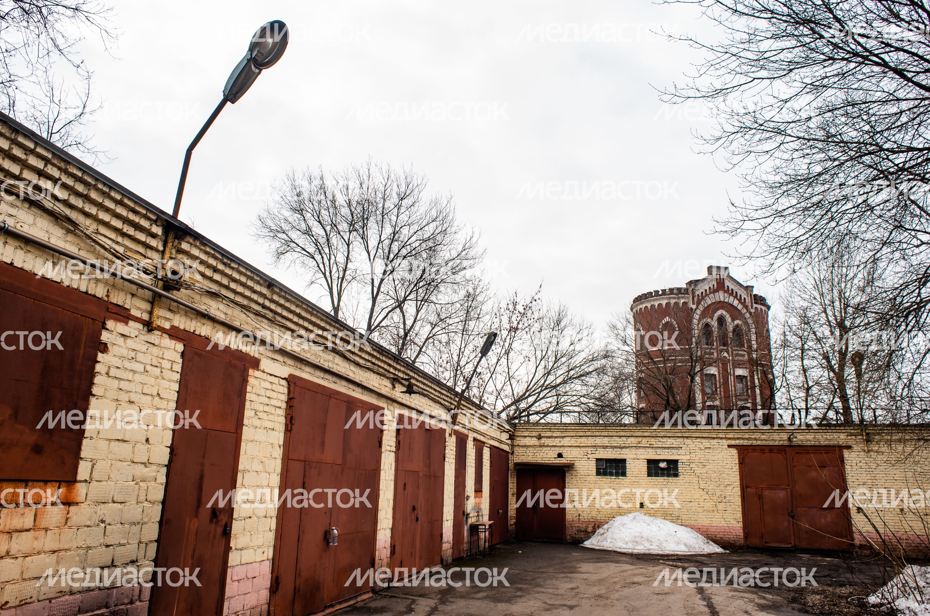 Старая железнодорожная водонапорная башня в городе Мытищи