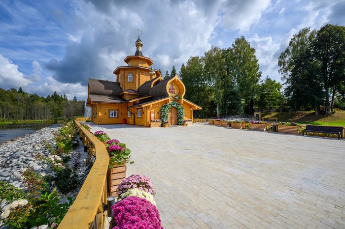 Храм иконы Божьей Матери «Умягчение злых сердец» в парк «Сераксеево» округа Серпухов осенью