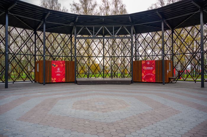Сцена в парке «200 лет Егорьевску» осенью