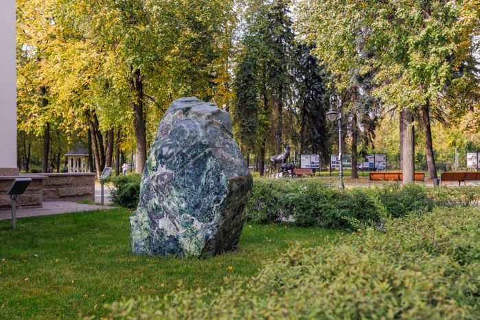 Парк на территории усадьбы Белая дача в Котельниках осенью