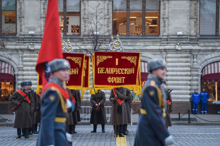 Торжественный марш в честь парада 1941 года на Красной площади в Москве