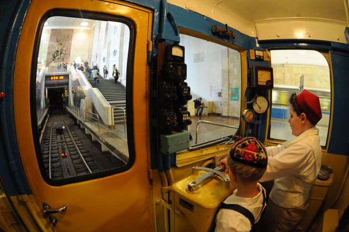 Выставка ретро-вагонов в честь 80-летия Московского метрополитена