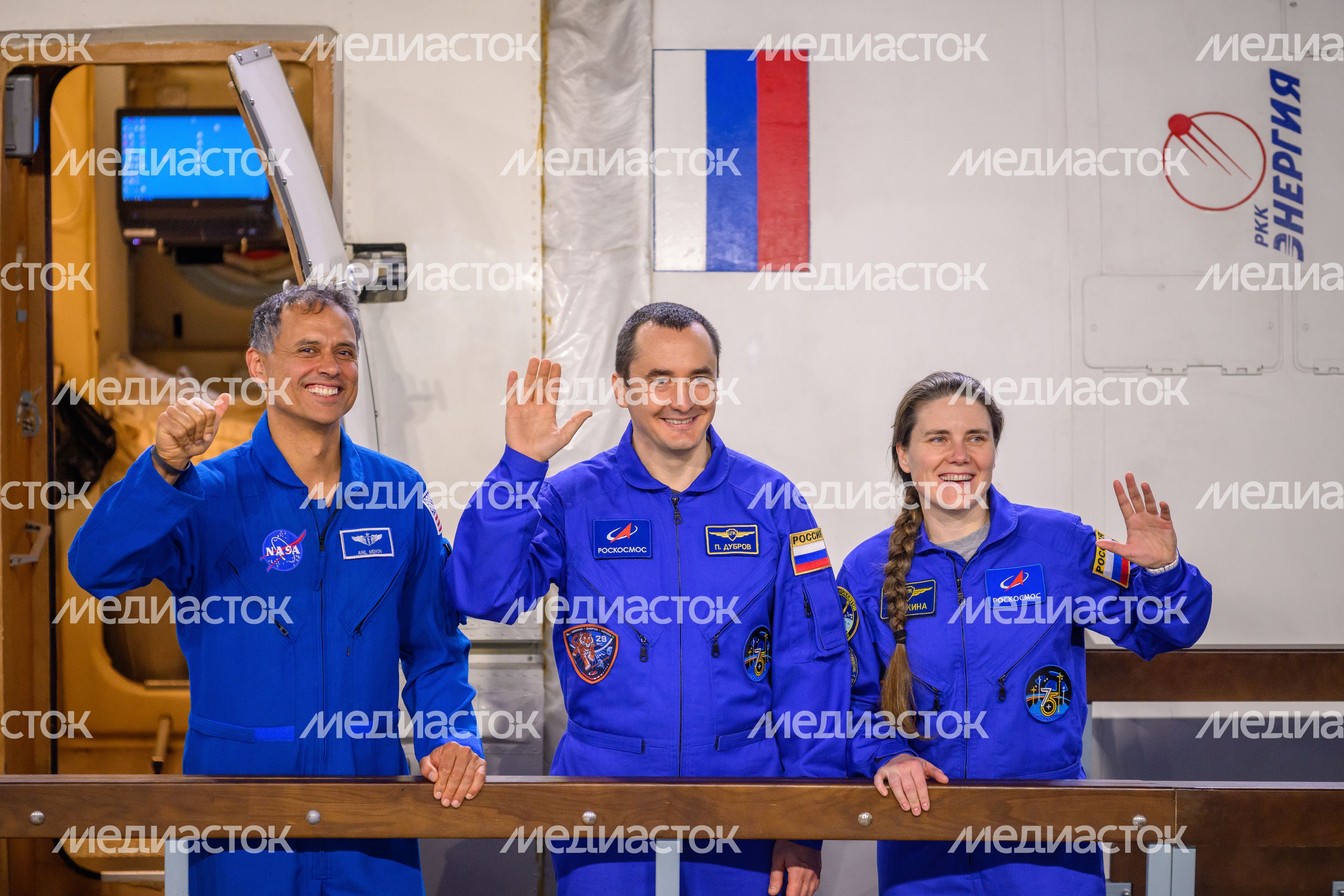 Экипаж космонавтов МКС-75 А. Менон, П. Дубров и А. Кикина на комплексной тренировке в Звездном городке