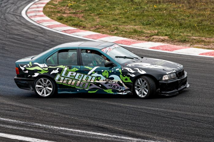 Гонка автомобилей на дрифт-фестивале скорости и драйва Drift Expo Track Mode 2025
