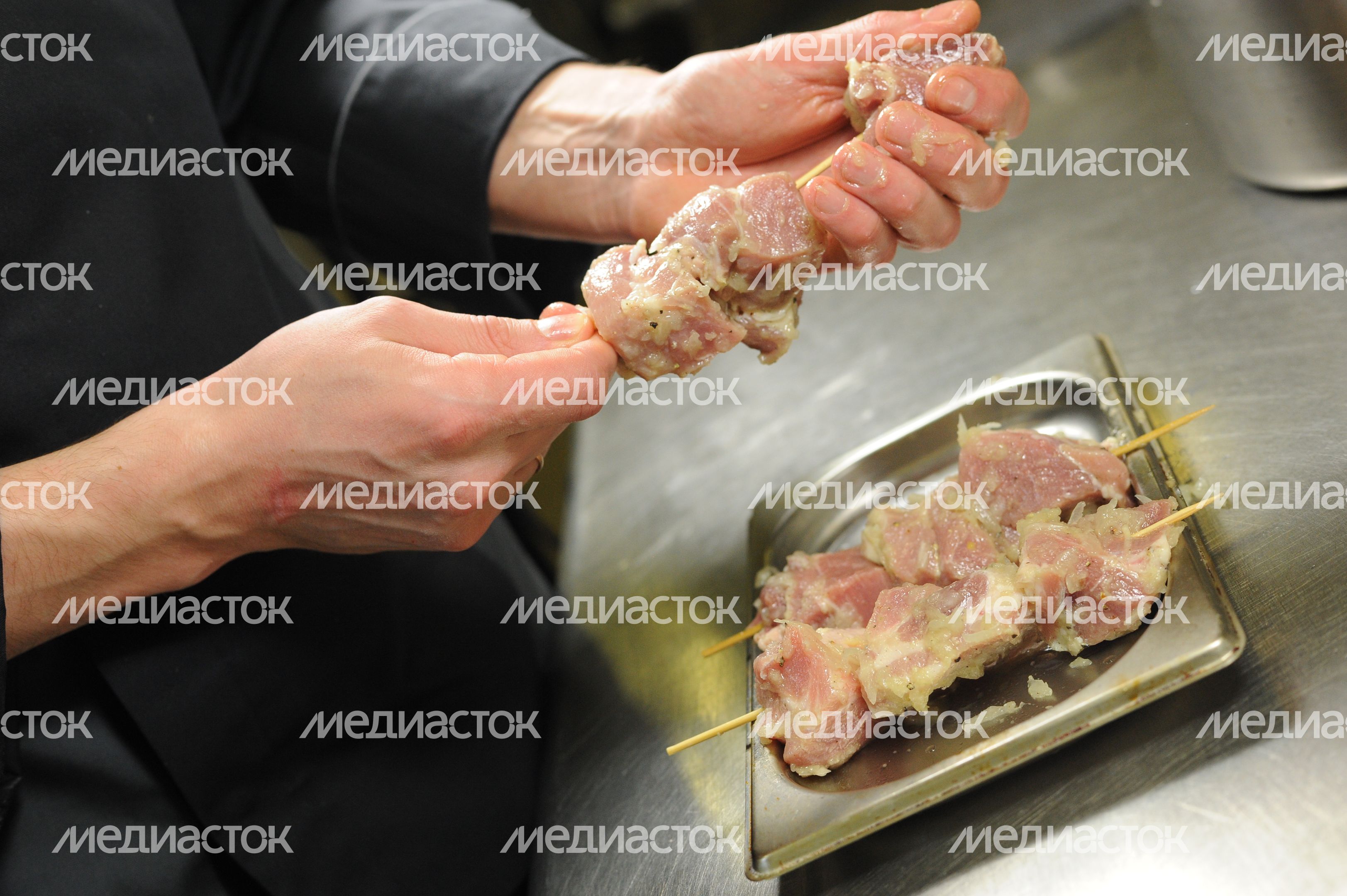 Приготовление шашлыка с овощами